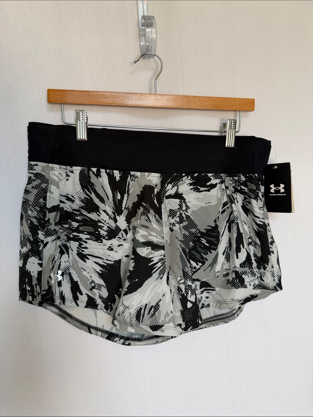 NEW Under Armour Women’s Speedpocket Black Gray Abstract Print Athletic Shorts L